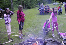 Stockbrot backen am Lagerfeuer